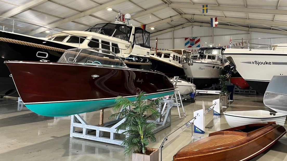 Een scala aan boten in de showroom