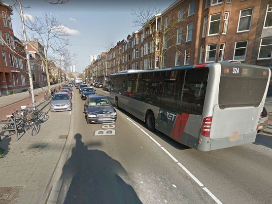 tekst overdrijven Bliksem Ruit RET-bus ingeslagen bij verkeersruzie - Rijnmond