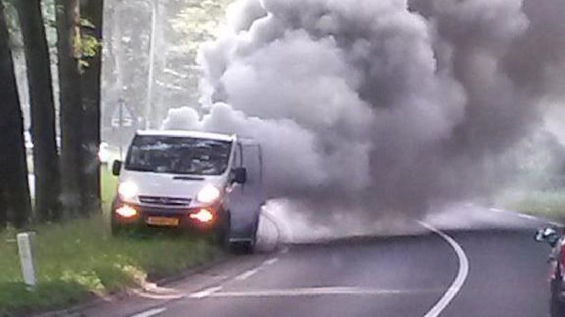 Brand in busje gepaard met veel rook