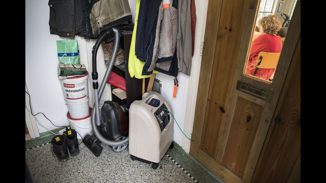 Coronapatiënt krijgt thuis zuurstof toegediend om ziekenhuizen te ontlasten