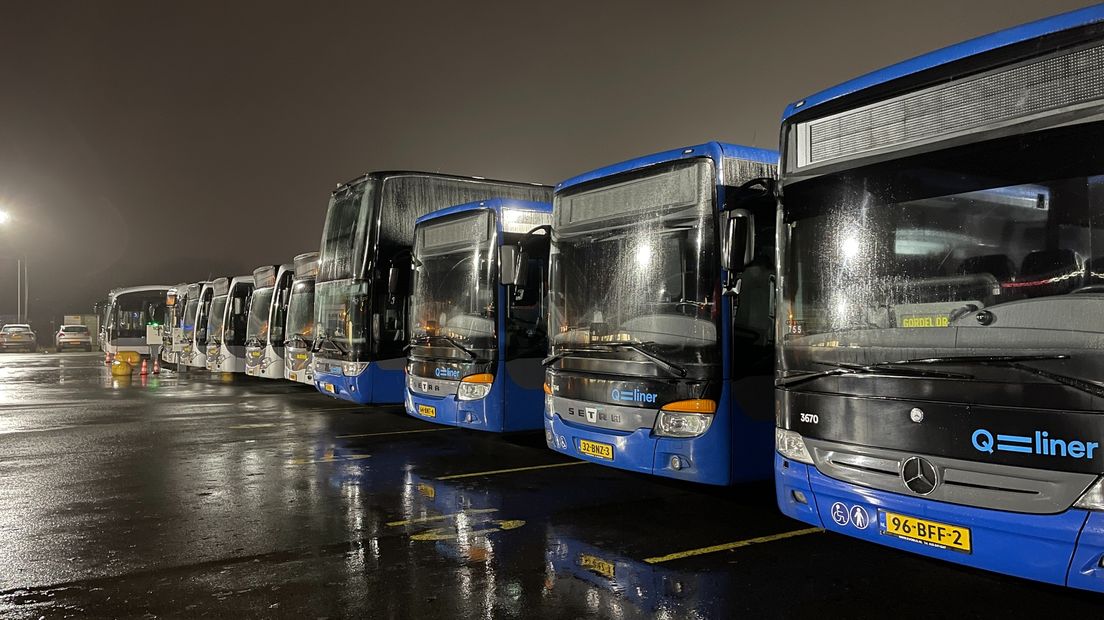 Bussen van Qbuzz geparkeerd