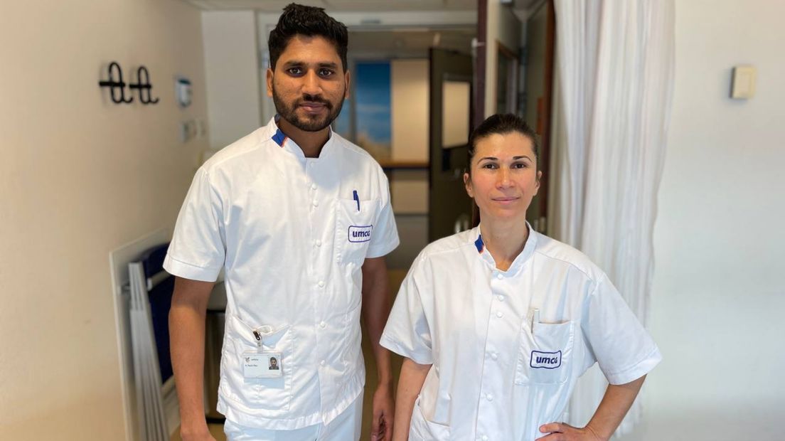 Statushouders Aneeq Nazir (links) en Ayse Çelik werken in het UMCG
