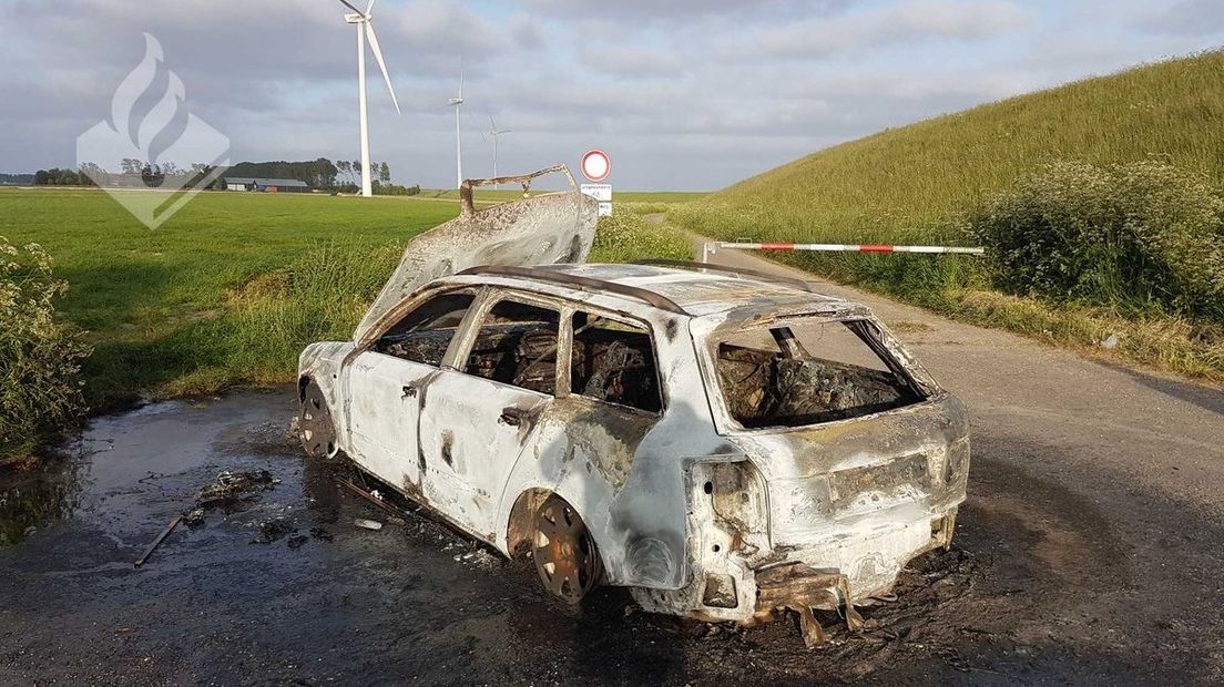 De auto bij Sint-Annaland is uitgebrand.