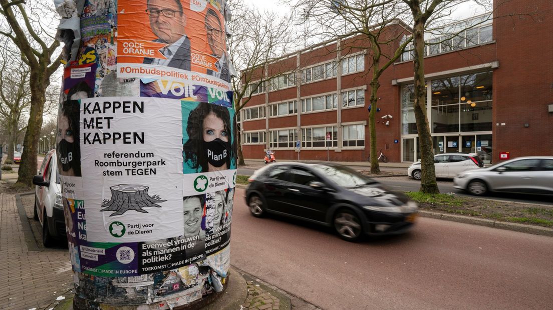 Aanplakbiljet over het referendum in Leiden