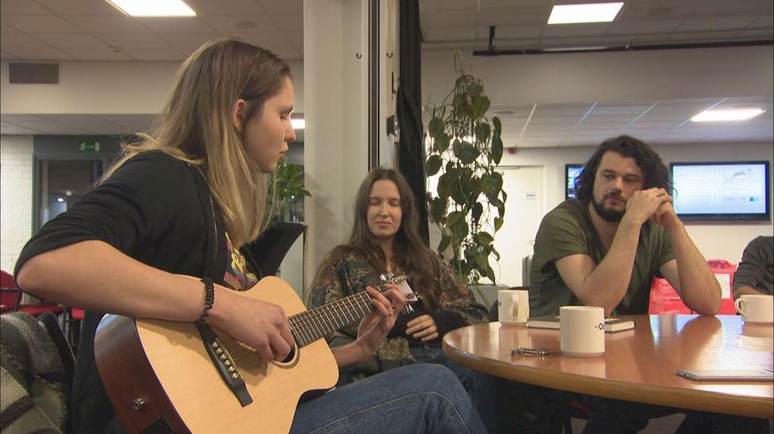 Singer-songwriter Lauringer tijdens de inspiratiesessie