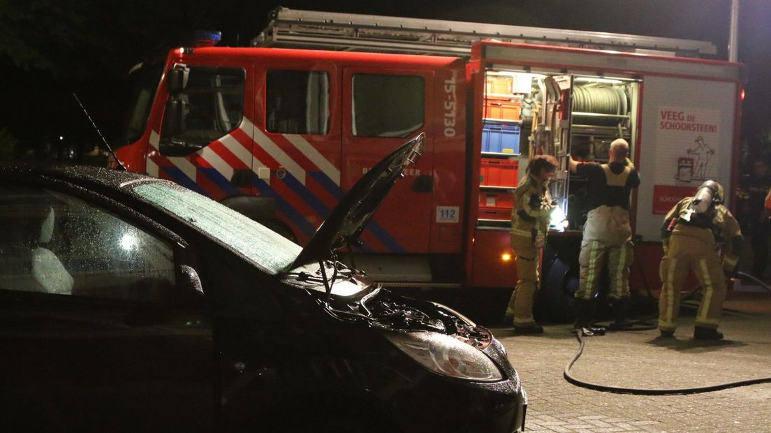 De brandweer kon voorkomen dat de auto volledig in vlammen opging.