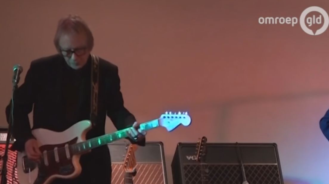 Guitar King Hank the Knife is zijn 40 jaar oude basgitaar kwijt Omroep Gelderland Guitar King Hank the Knife is zijn 40 jaar oude basgitaar kwijt Omroep Gelderland