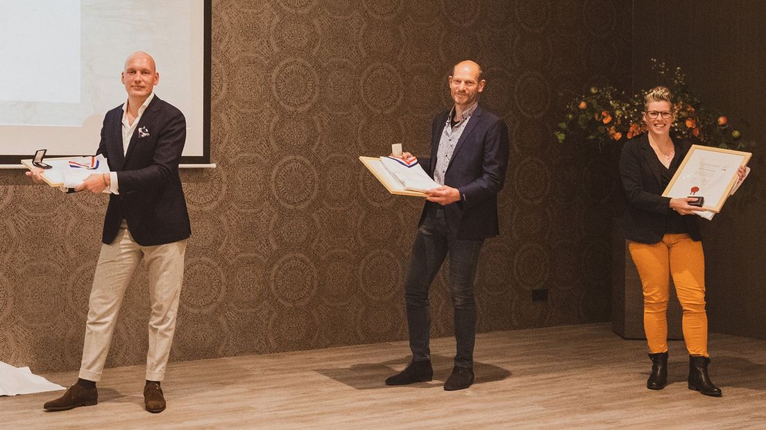 De Goeij (midden) met zijn nieuwe diploma