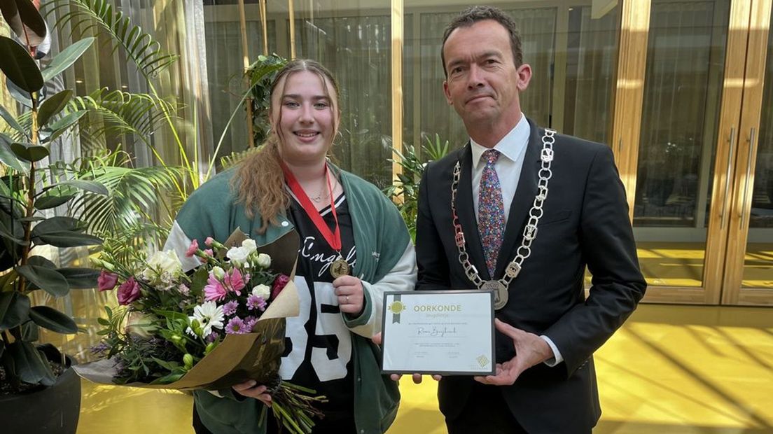 Romi Beijkirch en burgemeester Lucien van Riswijk