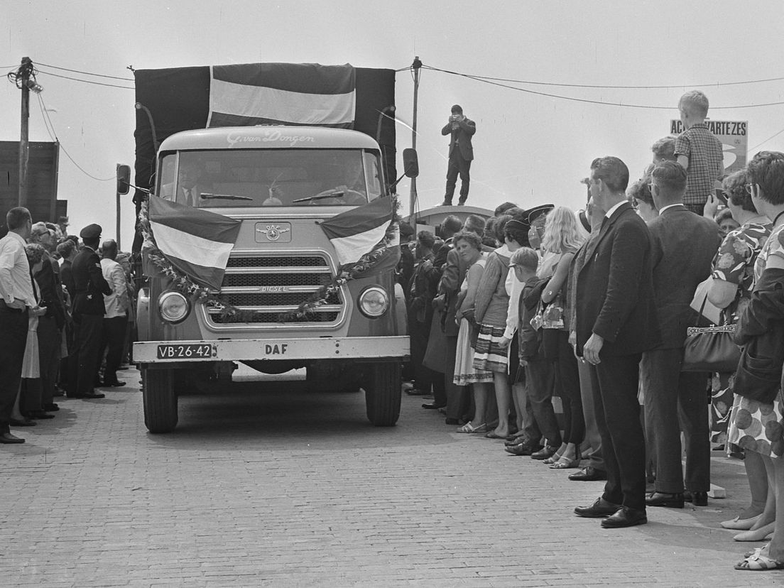 De eerste wagen over de Haringvlietbrug op 20 juli 1964