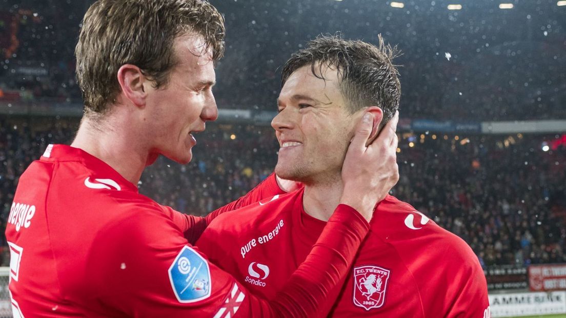 Tom Boere (rechts) juicht met ploeggenoot Peet Bijen