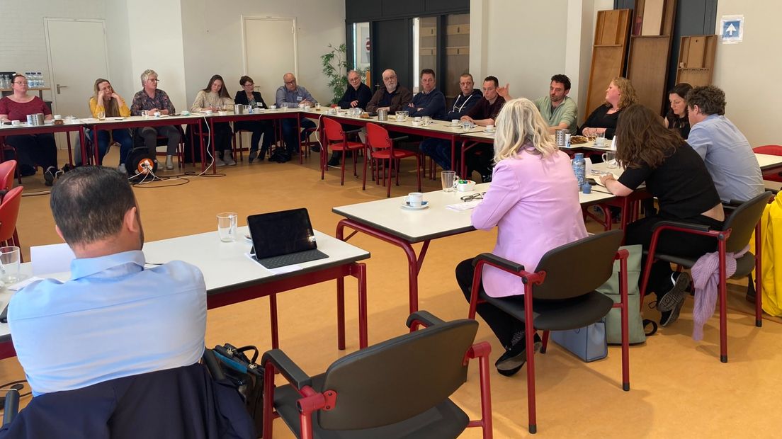 Kamerleden in gesprek met gedupeerden en maatschappelijke organisaties