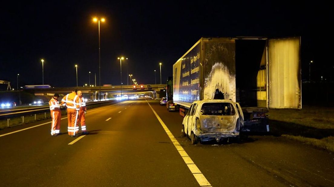 De auto botste achterop ene vrachtwagen en vatte vlam.