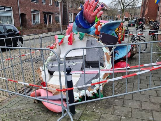 Bestuurder aangehouden van carnavalswagen waarvan kop bovenop toeschouwer viel in Oldenzaal