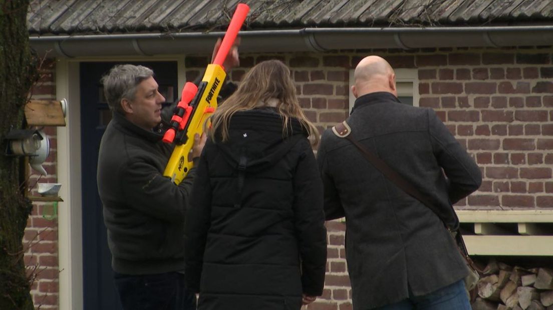 Gijsbert van Voorst demonstreert met een speelgoedgeweer hoe hij afgelopen donderdag met zijn luchtbuks schoot.
