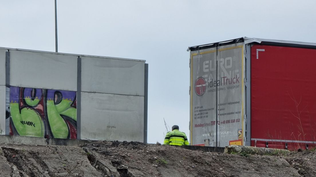 De vrachtwagen staat stil op de ring in Groningen
