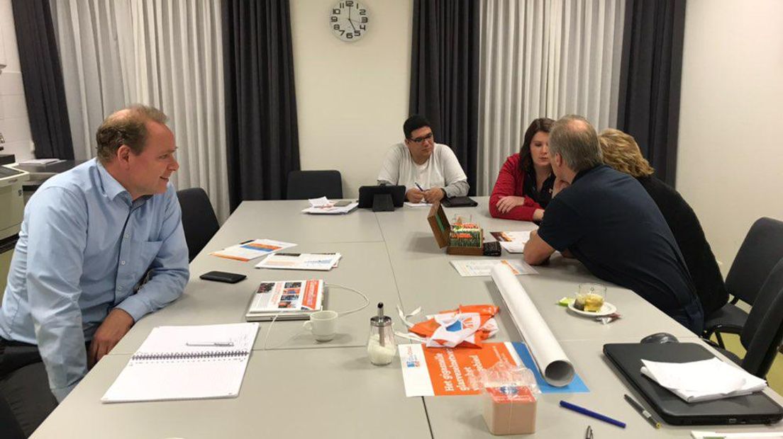 Projectleider Martijn Betlem (links) geeft samen met ambassadeurs uitleg over glasvezel (Rechten: Janet Oortwijn/RTV Drenthe)