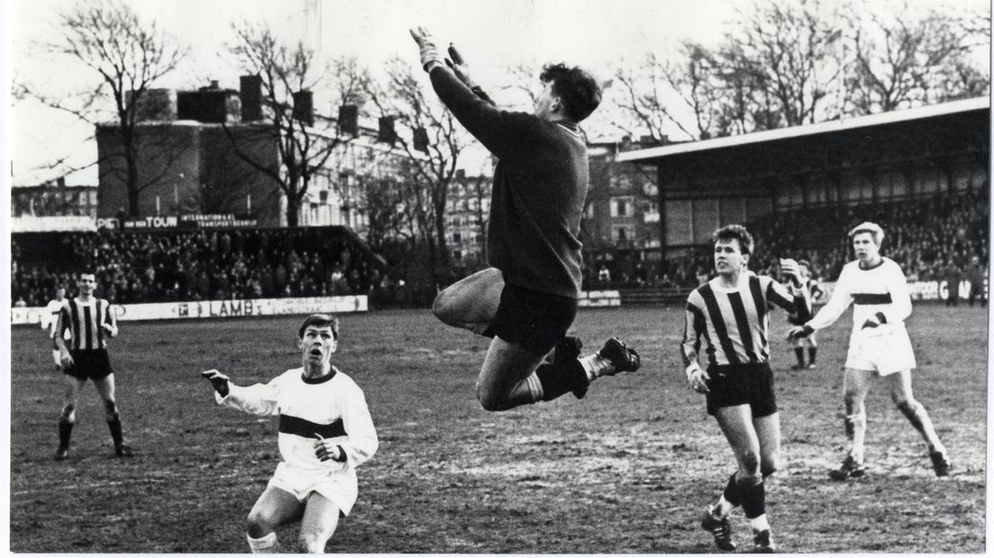 Sjaak Roggeveen (rechts) kijkt toe hoe de Vitesse-keeper redding biedt