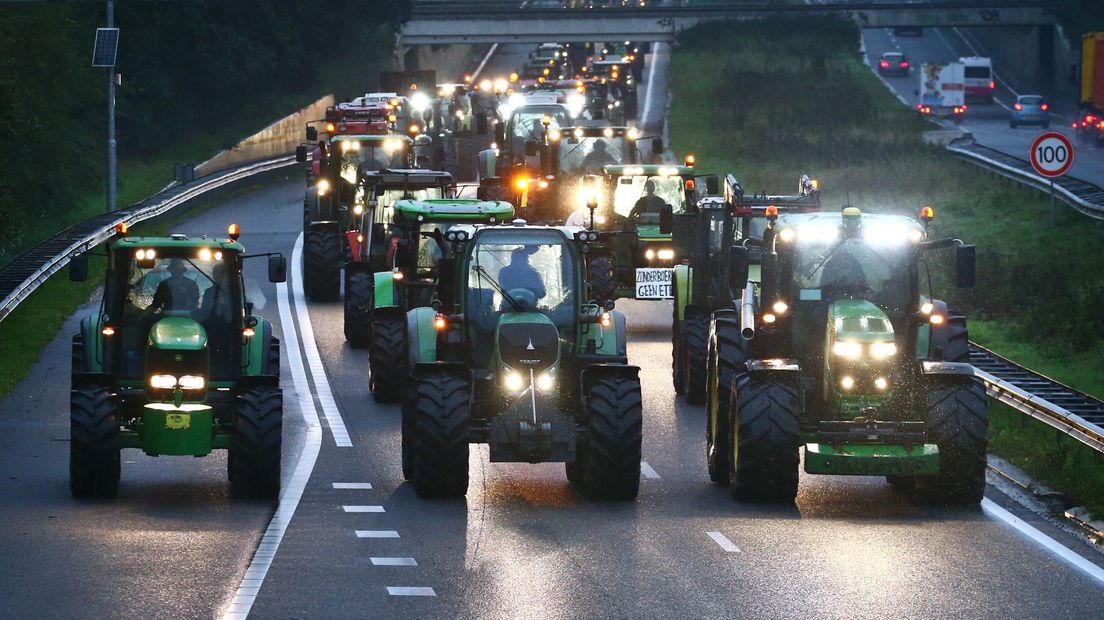 Boeren blokkeren de snelweg A28 terwijl ze rijden naar het protest op het Malieveld.