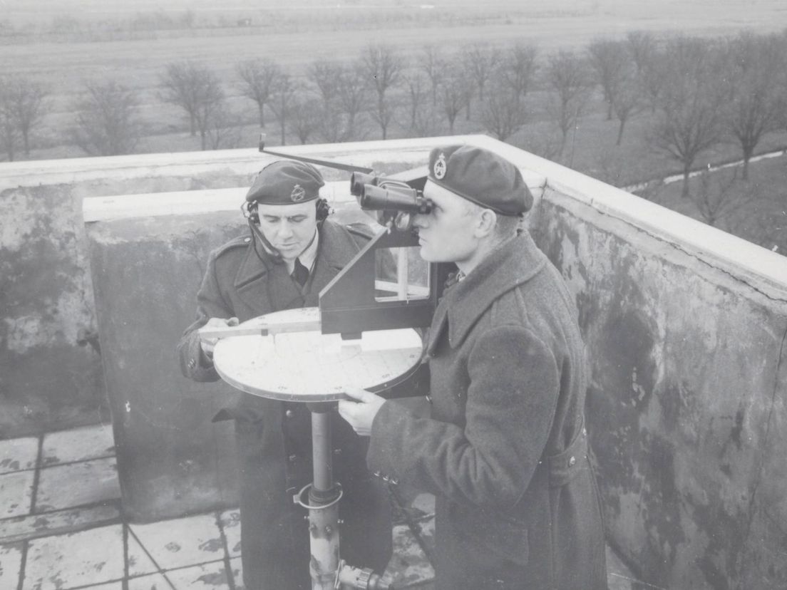 archieffoto van leden van het Korps Luchtwachtdienst (niet de toren van Strijensas)