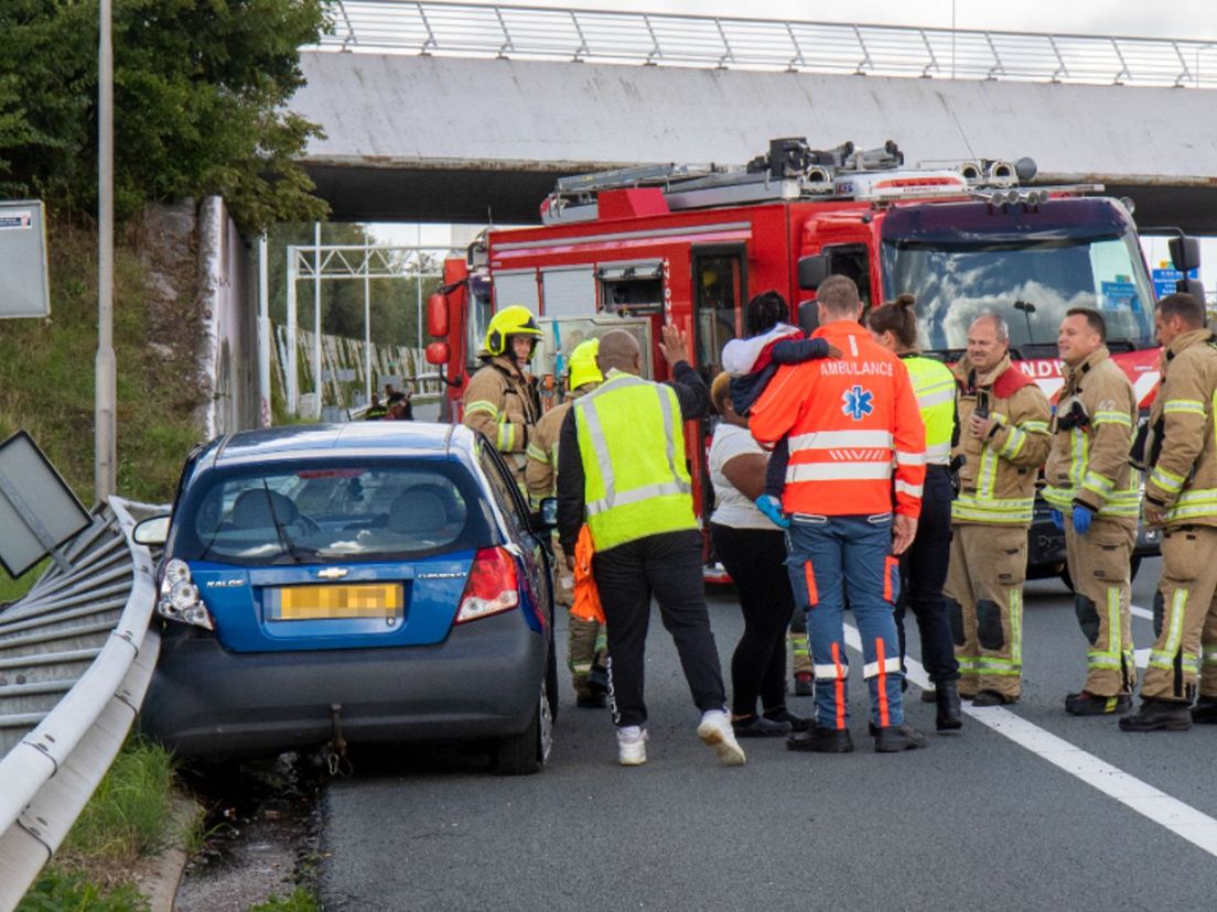 Auto botst tegen vangrail A4