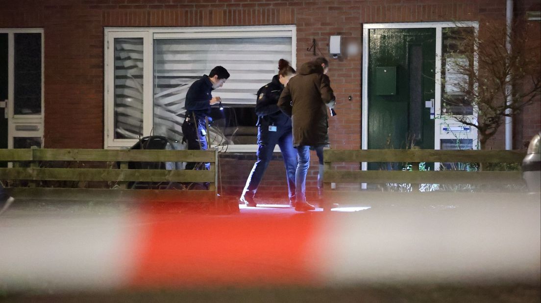 De politie doet onderzoek bij het huis aan het Burgemeester Schölvinckplein