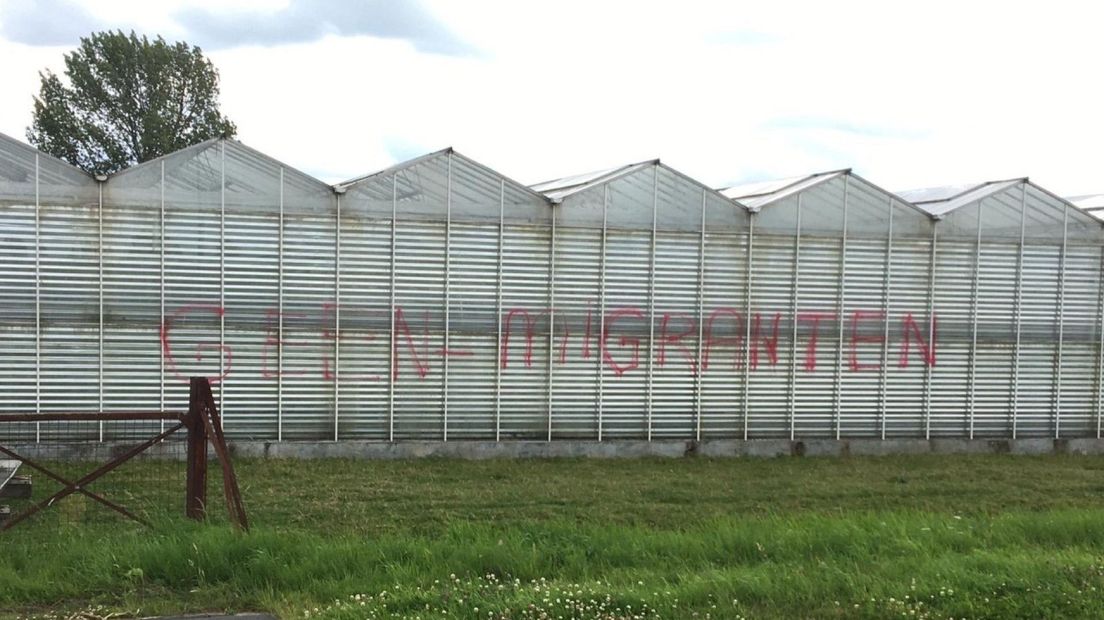 'Geen migranten' staat er geschreven op een kas in het Westland