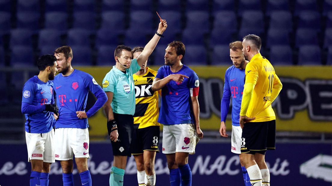 Mike van der Hoorn van FC Utrecht kreeg rood na twee gele kaarten.