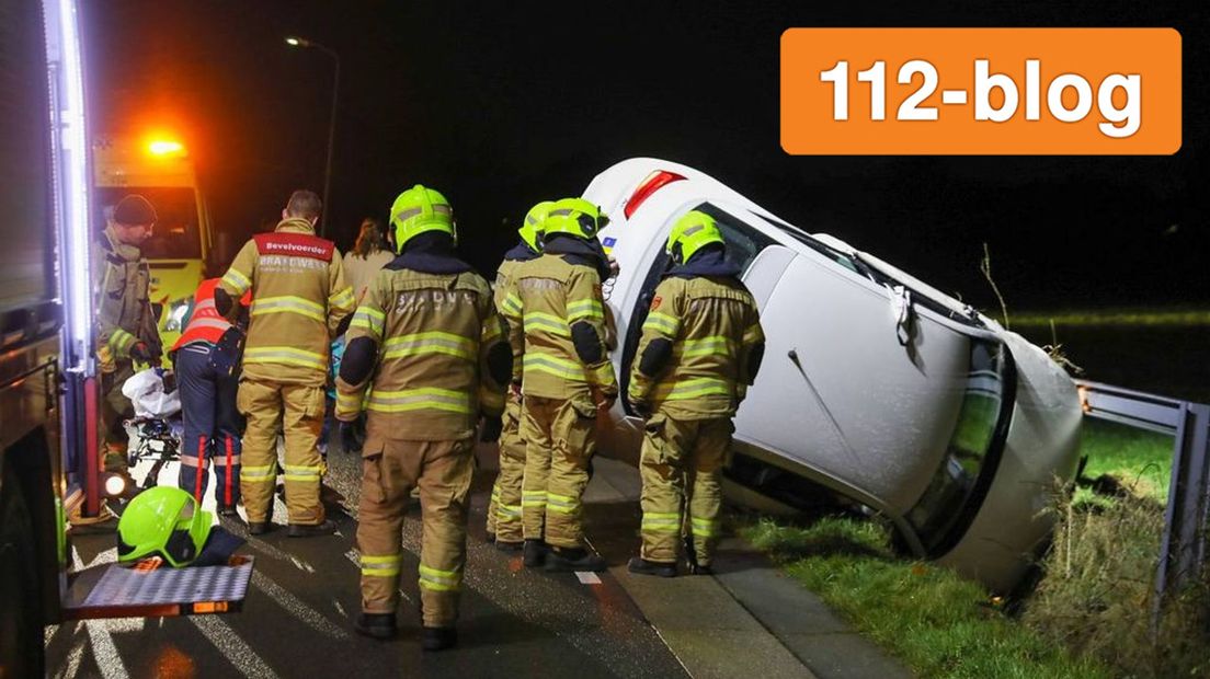 De auto belandde tegen een hekwerk in de sloot.