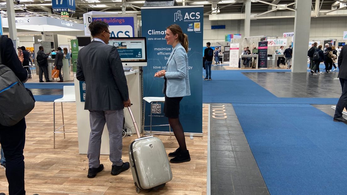 Chantal Roukema van ACS in gesprek op de Hannover Messe