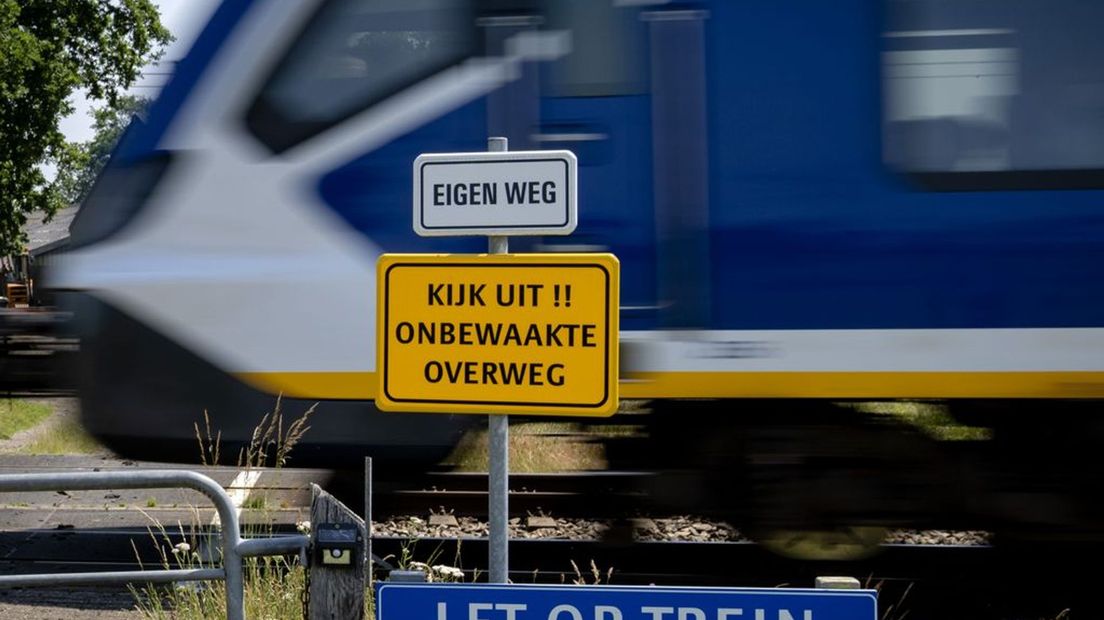 Een onbewaakte spoorwegovergang in Drenthe