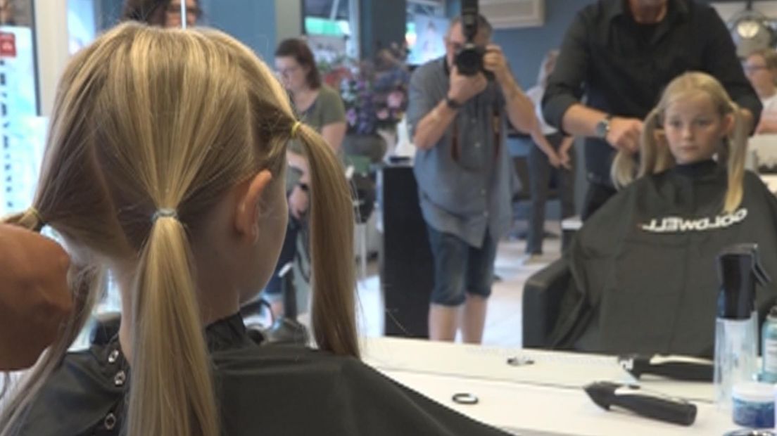 Kapper Laurent heeft Thomas' haar in vier stukken verdeeld, Thomas wacht in spanning af