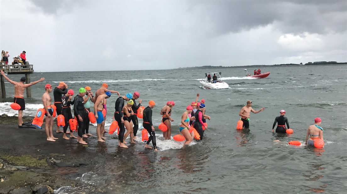 Het woeste water in voor de kerk
