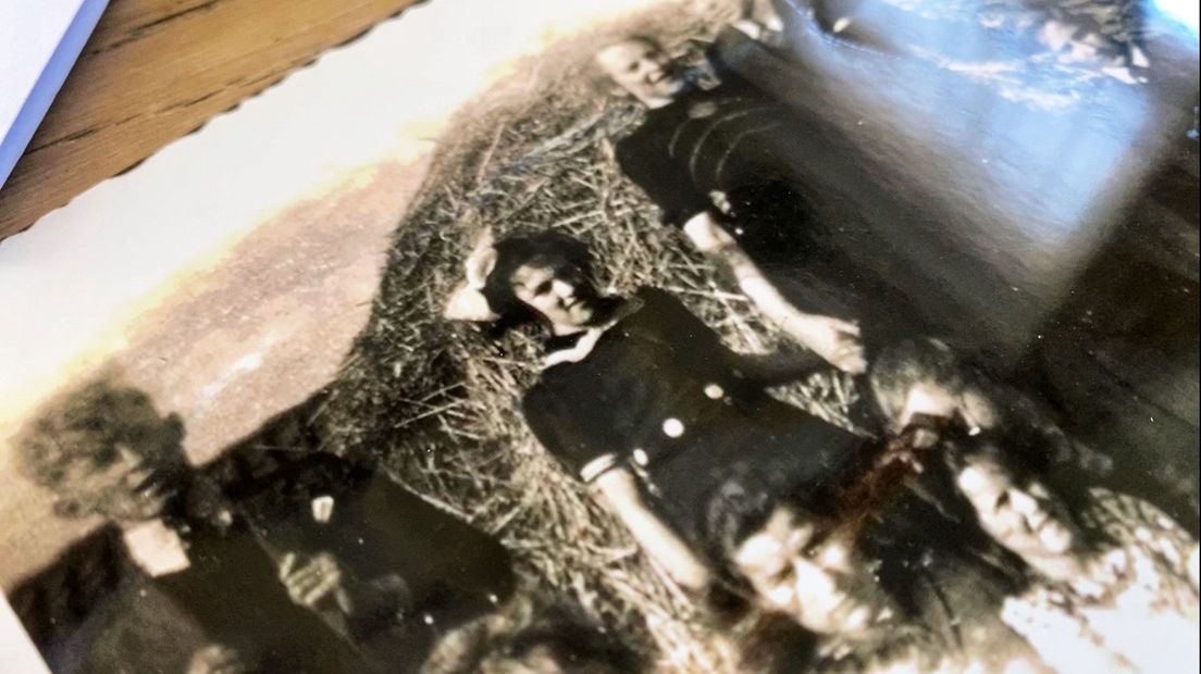 Jeugdfoto van Lidy Horowitz, op boerderij De Bieshaar