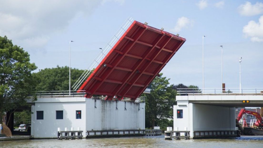 De Albert Schweitzerbrug gaat door een storing niet meer naar beneden