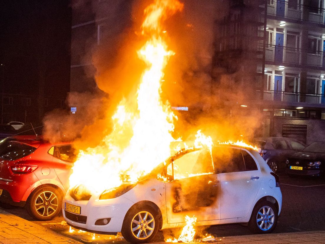 De brandende auto aan de Indische Tuin