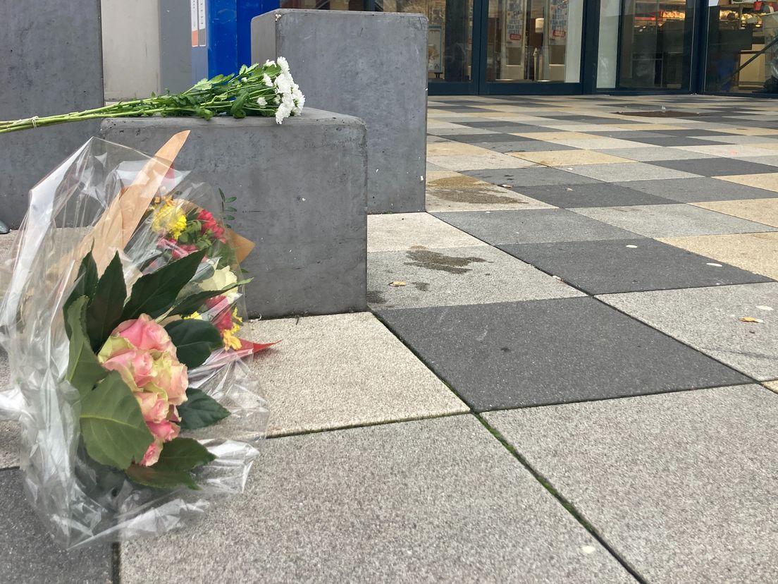 Een aantal bloemstukken dat bij het winkelcentrum Walburg is gelegd