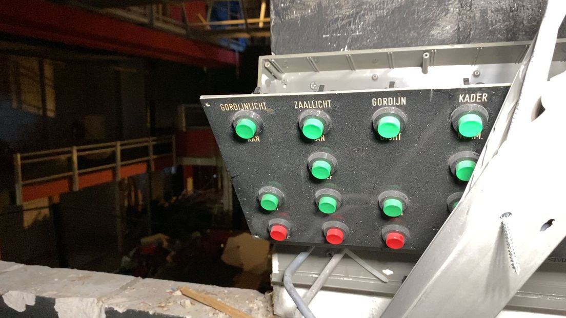 Vanuit de lichtcabine kijkt de technicus naar de voorstelling
