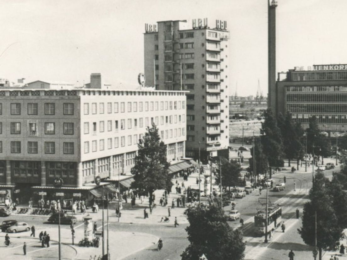 De Bijenkorf aan de Coolsingel in de jaren '50 met links ervan het HBUgebouw