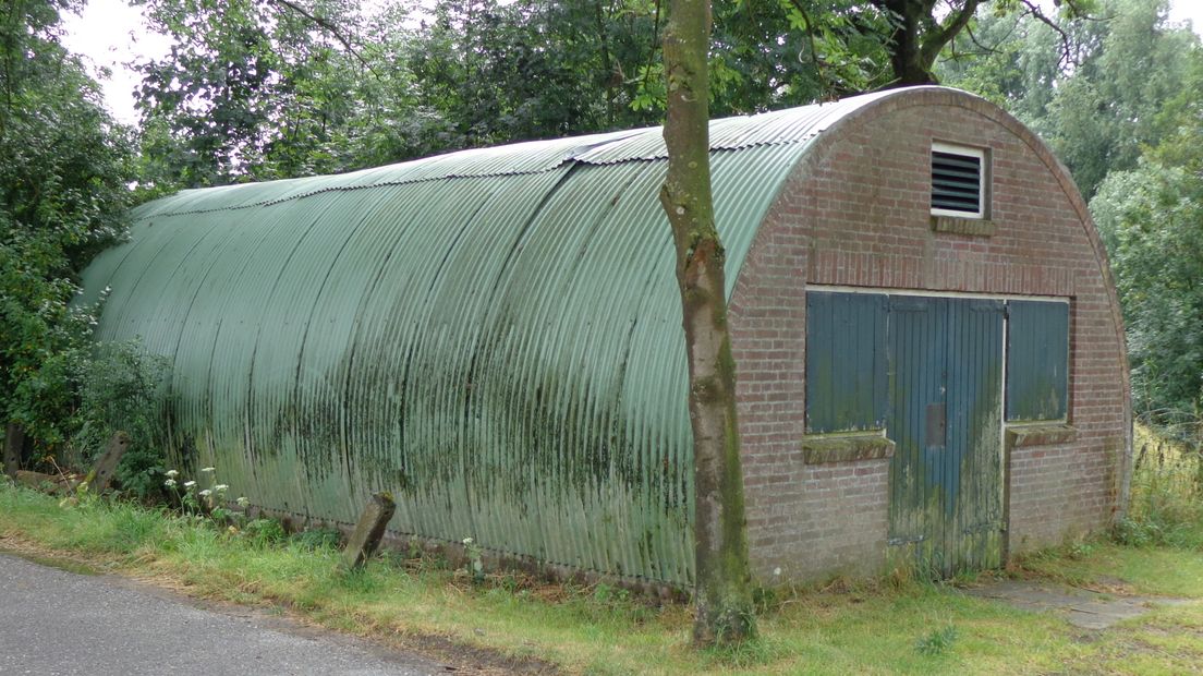 Voorbeeld van een nissenhut. De nissenhut bij Kloosterboer wordt gebruikt als werk- en opslagplaats.