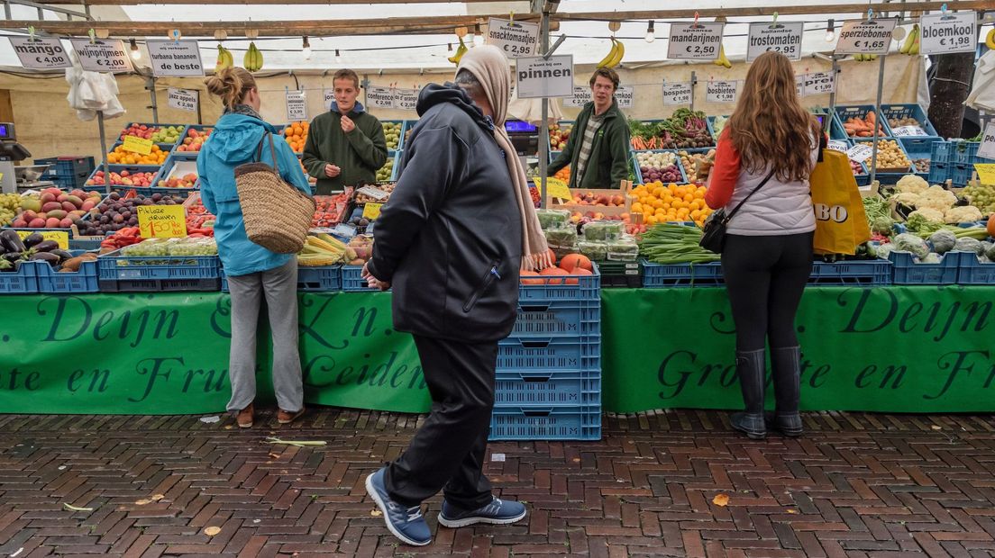 De markt op de Nieuwe Rijn in Leiden