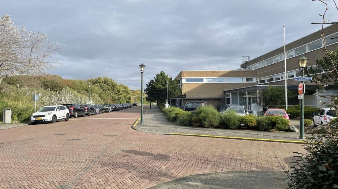 Het HCO-gebouw in Kijkduin grenst aan de duinen