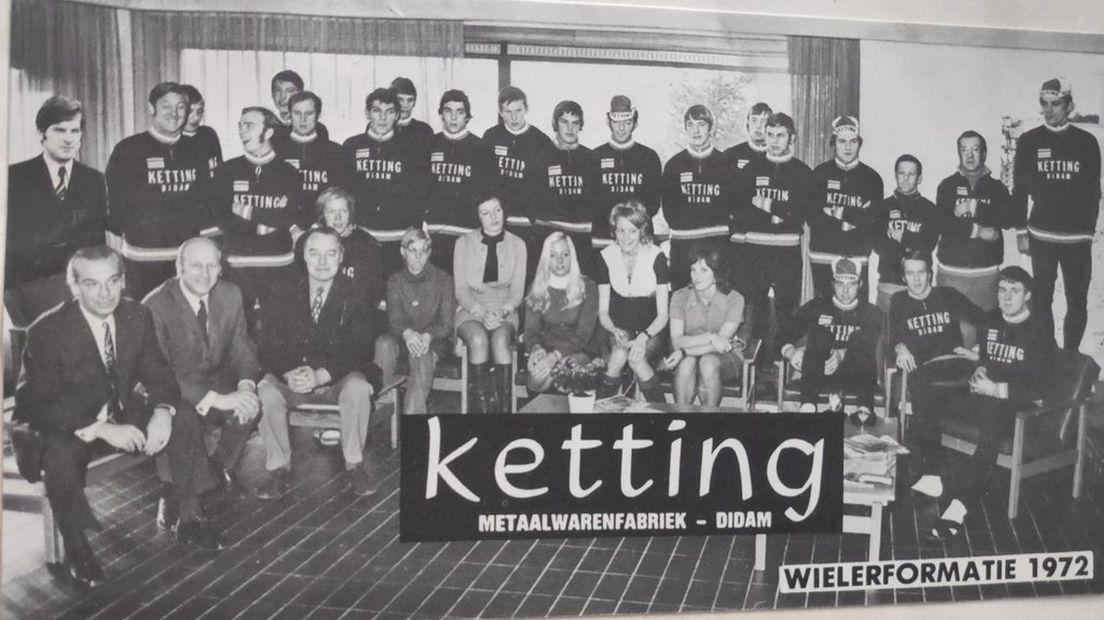 Een ploegpresentatie van Ketting met alle renners/rensters, mecanicien, ploegleider en verzorger.