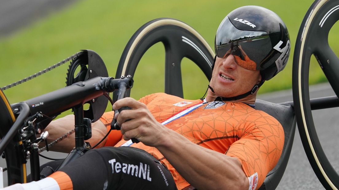 Jetze Plat in actie op de Paralympische Spelen in Tokio tijdens het wielrennen
