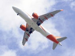 Laagvliegende vliegtuigen razen met kabaal over regio: 'Komt door de noorderwind'