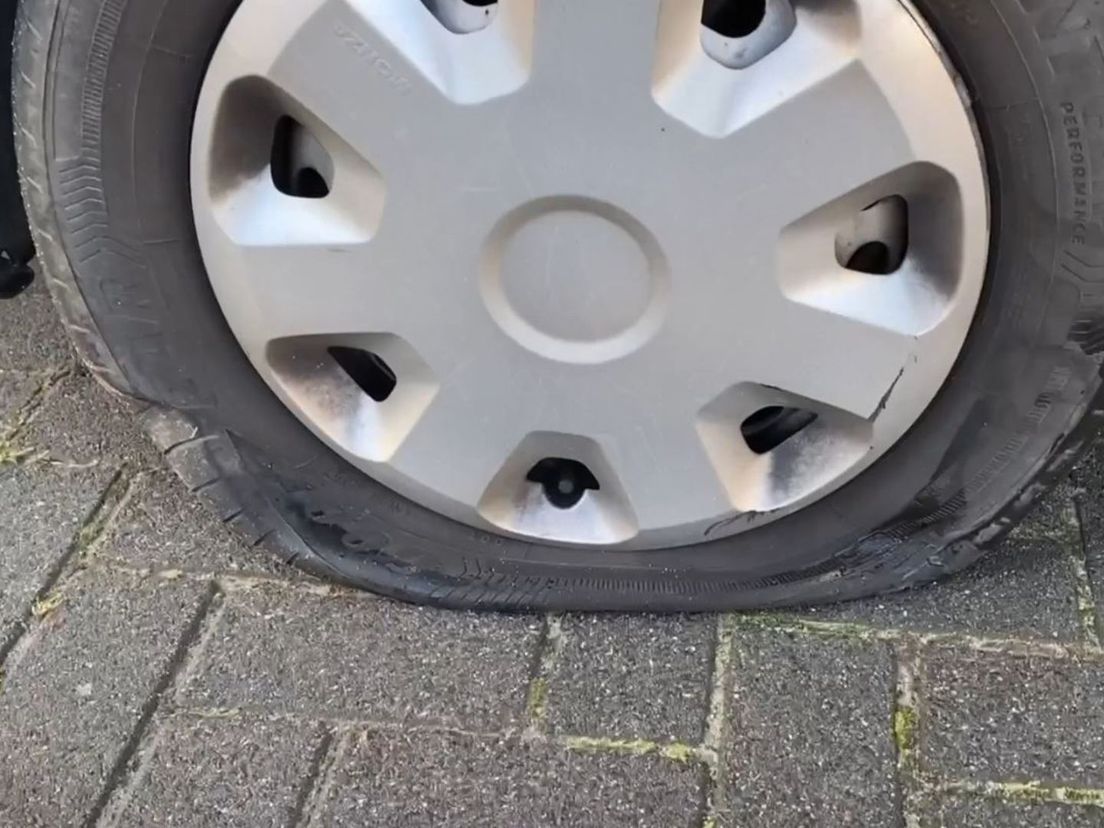 Een van de lek geprikte banden van auto's in Capelle