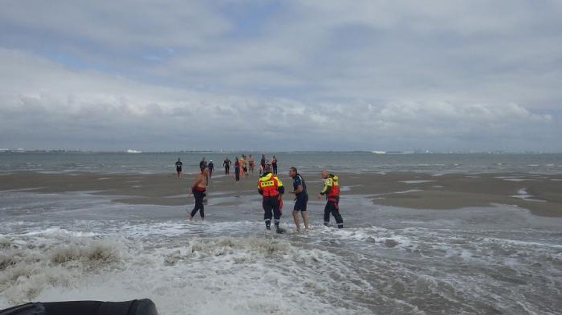 Twee opstappers van de Bressiaanse reddingboot worden op de plaat gezet om poolshoogte te nemen.