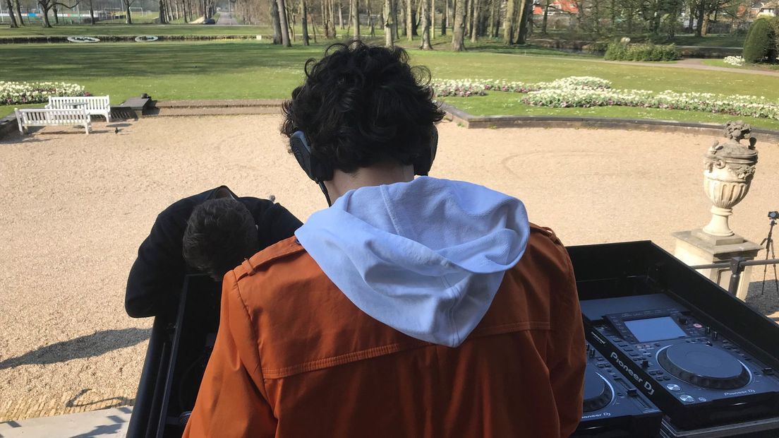Artiest Charleon treedt op voor een lege tuin maar heel Nederland kan hem straks gaan zien
