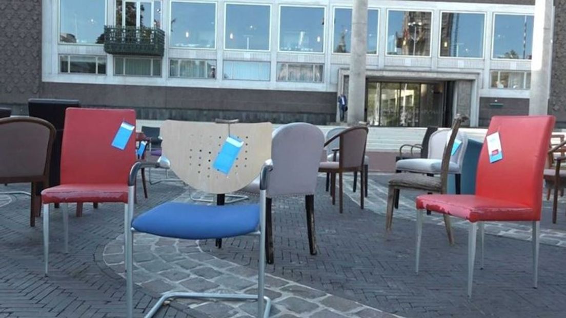 Lege stoelen.