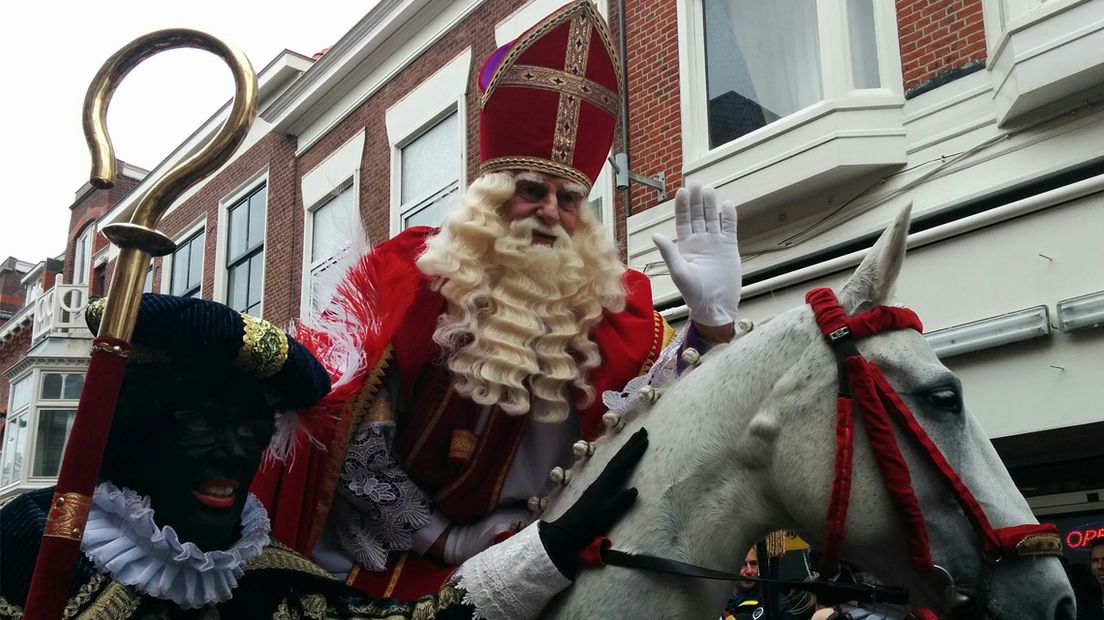 Sint gaat op z'n paard door de straten van Den Haag.